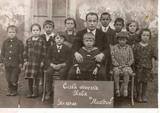Děti s učitelem Česká škola Muzlov 1927- 1938