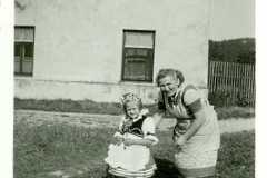 Marie Závodníková s dcerou Helenkou